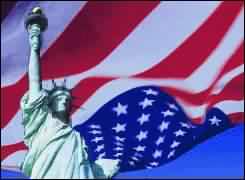 Статуя Свободы на фоне американского флага